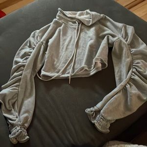 Crop sweat shirt with textured sleeves